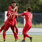 Para pemain Timnas Indonesia U-22 merayakan gol yang dicetak Saddil Ramdani ke gawang Timnas Laos dalam pertandingan Grup B SEA Games 2019 di Stadion City of Imus Grandstand, Filipina, Kamis (5/12/2019). Indonesia berhasil melaju semifinal setelah mengalahkan Laos 4-0. (Bola.com/M Iqbal Ichsan)