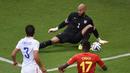 Tim Howard. Kiper Amerika Serikat ini mencatat rekor penyelamatan terbanyak di ajang Piala Dunia, yaitu total 16 penyelamatan sukses. Rekor terjadi dalam Piala Dunia 2014 saat babak 16 Besar antara Belgia melawan Amerika Serikat, 2 Juli 2014. Amerika kalah 1-2 dalam laga tersebut. (AFP/Pedro Ugarte)