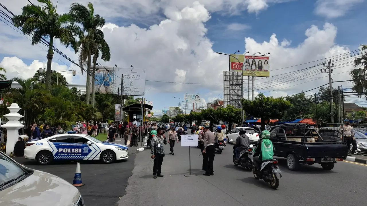 Arus lalin di sekitar lokasi pernikahan putra bungsu Presiden Joko Widodo (Jokowi), di Yogyakarta. (Foto: Liputan6.com/Hendro Ary W)