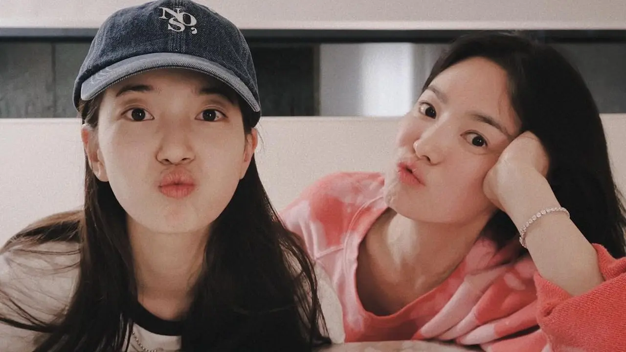 Bae Suzy dan Song Hye Kyo. (Instagram/ skuukzky)