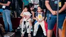 Inilah potret Rachel Vennya saat menemani kedua anaknya di belakang panggung. (Foto: Instagram/ okintph)