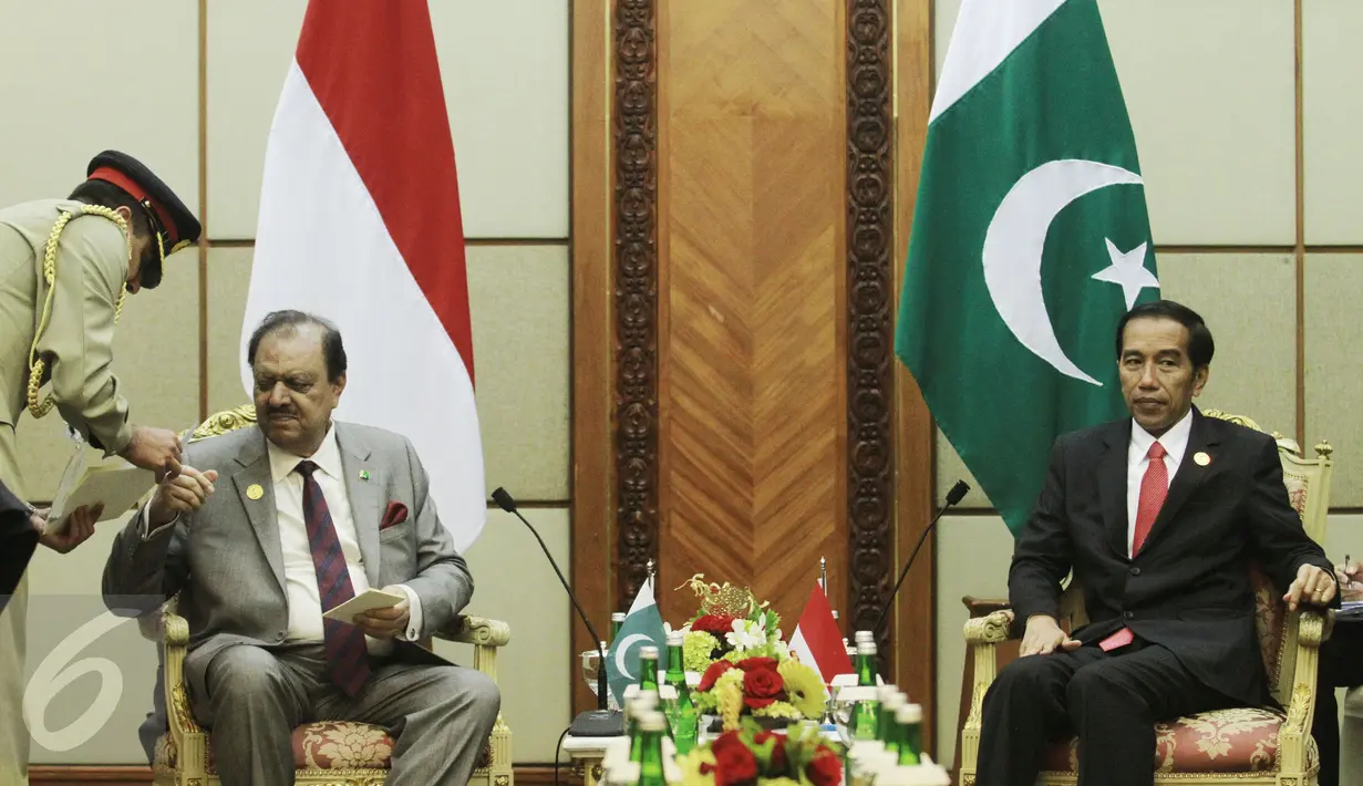 Presiden Pakistan Manoon Hussain (kiri) bertemu dengan Presiden Joko Widodo dalam pertemuan bilateral di sela pertemuan KTT Luar Biasa OKI di Jakarta, Senin (7/2/2016). (Liputan6.com/Faizal Fanani)