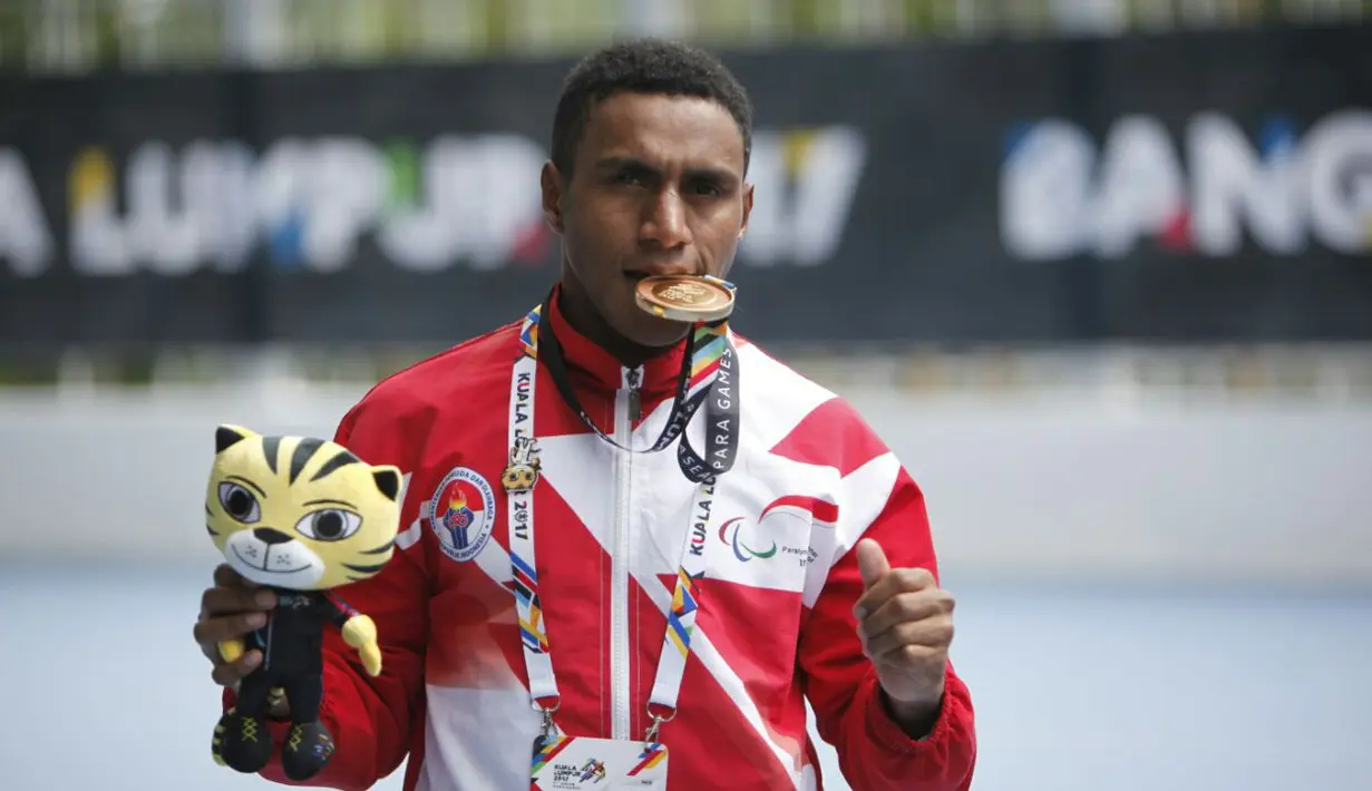 Atlet renang Indonesia, Menaser Meriba Num saat meraih medali emas pada nomor 100 meter gaya bebas putra kategori S12 ASEAN Paragames 2017, Malaysia, Selasa (19/9/2017). Manaser memiliki catatan waktu 01 menit 05.98 detik.  (Bola.com/APGIndonesia)