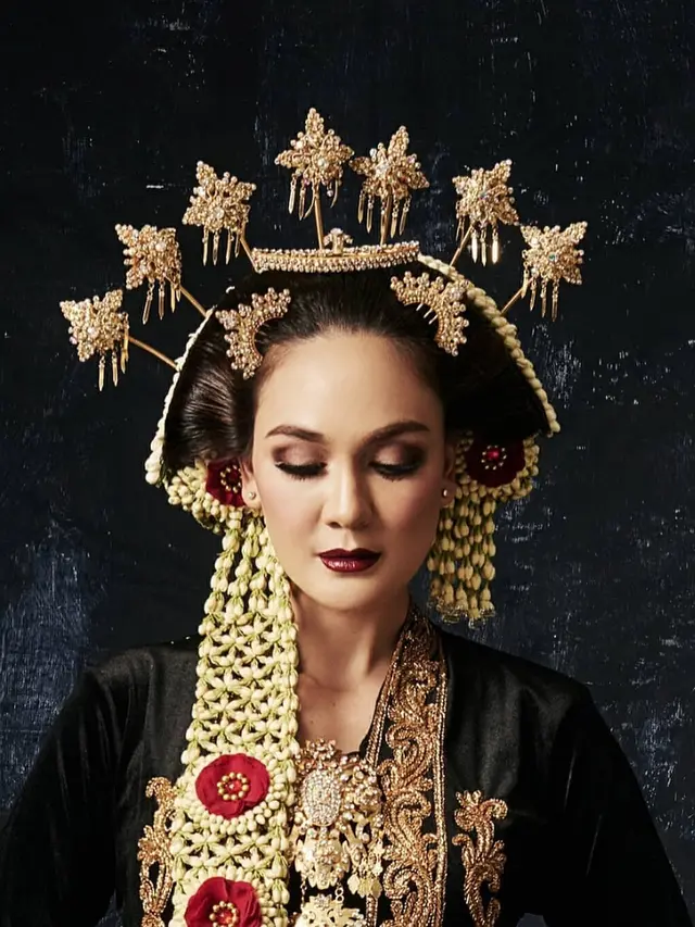 Potret Luna Maya Pakai Baju Pengantin Adat Jawa (sumber: instagram/victoria_makeupatelier)