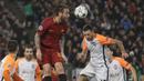 Kapten AS Roma, Daniele de Rossi menyundul bola melewati adangan pemain Shakhtar, Ivan Ordets pada leg kedua 16 besar Liga Champions di Rome Olympic stadium, (13/3/2018). AS Roma Menang 1-0. (AP/Gregorio Borgia)