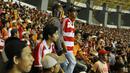 Ribuan The Jakmania saat menyaksikan laga terakhir Persija di Liga 1 di Stadion Patriot, Bekasi, Minggu (12/11/2017). Persija menang 2-1 atas Bhayangkara FC. (Bola.com/ M Iqbal Ichsan)