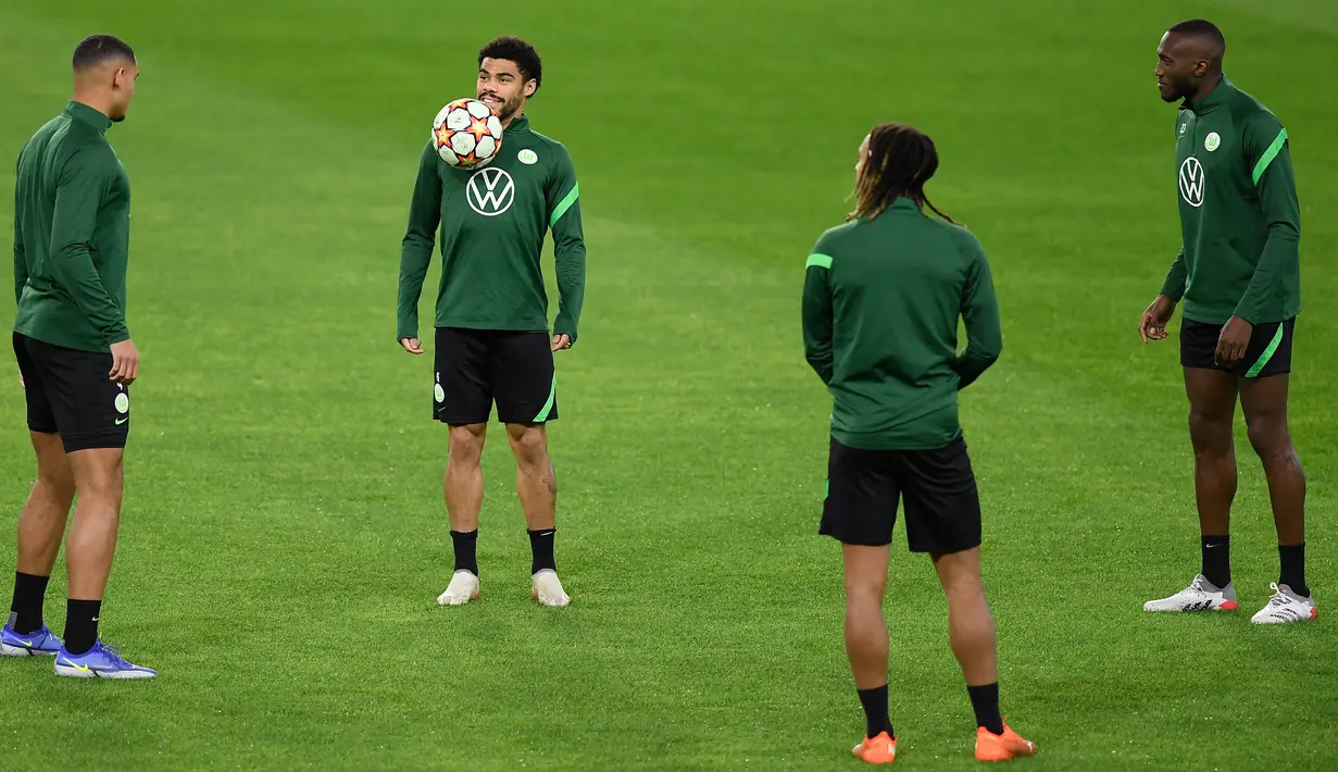 Para pemain Wolfsburg mengikuti sesi latihan di Seville, Spanyol, 22 November 2021. Wolfsburg akan menghdapi Sevilla pada pertandingan sepak bola Grup G Liga Champions. (JORGE GUERRERO/AFP)