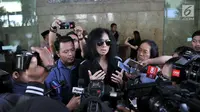 Musikus John Paul Ivan memberi keterangan kepada awak media saat usai melaporkan portal berita online pribuminews.co.id di Bareskrim Polri, Jakarta, Selasa (22/5). (Merdeka.com/Iqbal S Nugroho)