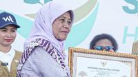 Oday Kodariyah, atau akrab disapa Mamah Oday, merupakan pelestari tanaman obat Indonesia yang meraih Kalpataru Lestari 2025 di puncak peringatan Hari Lingkungan Hidup Sedunia di Pantai Kuta, Bali, 5 Juni 2025. (dok. Instagram @mamah_oday/https://www.instagram.com/p/DKlY_LLSh0B/)
