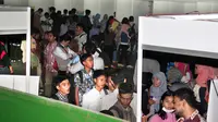 Ratusan pencari kerja memadati arena Bursa Kerja di kompleks Pemerintahan Kota Serang, Banten, Sabtu (26/4). (ANTARA FOTO/Asep Fathulrahman)