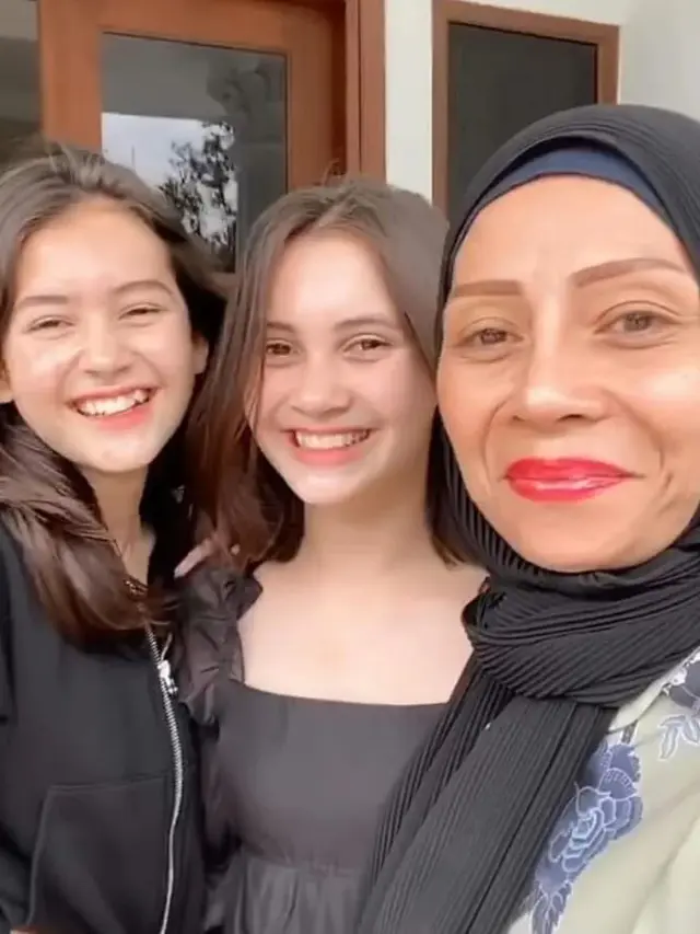 6 Potret Sandrinna Michelle dan Richelle Bareng Ibunda, Selalu Kompak