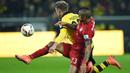 Pemain Bayern Munich, Arturo Vidal berebut bola dengan pemain DortmundLukasz Piszczek (kiri) pada lanjutan Bundesliga 2015-2016 di Stadion Signal Iduna Park ,Dortmund, Minggu (5/3/2016) dini hari WIB. (AFP/Patrik Stollarz)