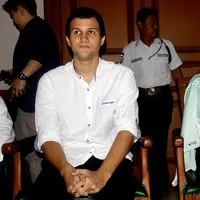 Baik Stuart dan Risty hingga saat ini duduk terpisah, menunggu panggilan masuk ke dalam ruang sidang untuk menjalani sidang perdana perceraian dengan agenda mediasi. (Wimbarsana Kewas/Bintang.com)