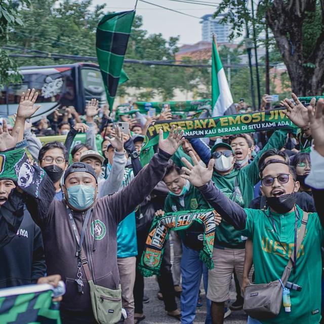 6 Potret Tim Persebaya saat Diberangkatkan ke Bali, Diiringi Ratusan Bonek