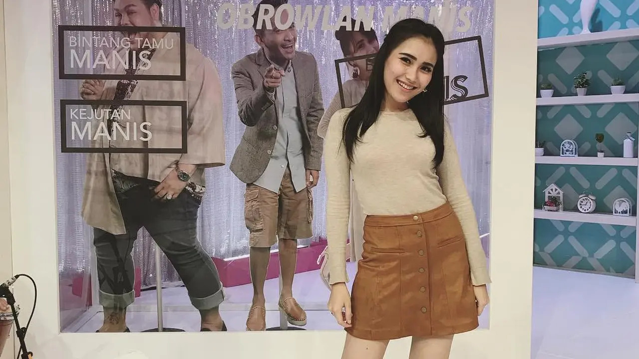 [Bintang] Ngemesin, Ini 8 Foto Ayu Ting Ting Saat Mengenakan Rok Mini