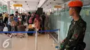 Personil TNI AU menjaga situasi dan kondisi arus mudik di Bandara Halim Perdanakusuma Jakarta, Senin (4/7). H-2 jelang Idul Fitri 1437 H, ribuan calon penumpang diberangkatkan dari Bandara Halim Perdanakusuma. (Liputan6.com/Helmi Fithriansyah)