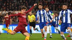 Nicolo Zaniolo melepaskan tendangan ke gawang Iker Casillas pada leg 1, 16 besar Liga Champions yang berlangsung di stadion Olimpico, Roma, Rabu (13/2). AS Roma menang 2-1 atas FC Porto. (AFP/Andreas Solaro)