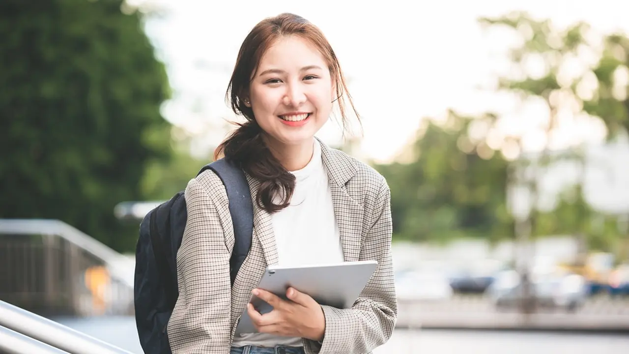 tertawa santai cantik belajar kuliah