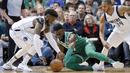 Pemain Dallas Mavericks, Wesley Matthews (23) dan pemain Boston Celtics, Jaylen Brown berebut bola pada laga NBA basketball game di American Airlines Center, Dallas, (20/11/2017). Celtics menang 110-102. (AP/Tony Gutierrez)