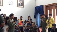 Mantan pebulutangkis Indonesia, Liliyana Natsir, menjelang joyflight dengan pesawat militer milik TNI Angkatan Udara, di Bandara Halim Perdanakusuma, Sabtu (9/2/2019). (Bola.com/Iqri Widya)