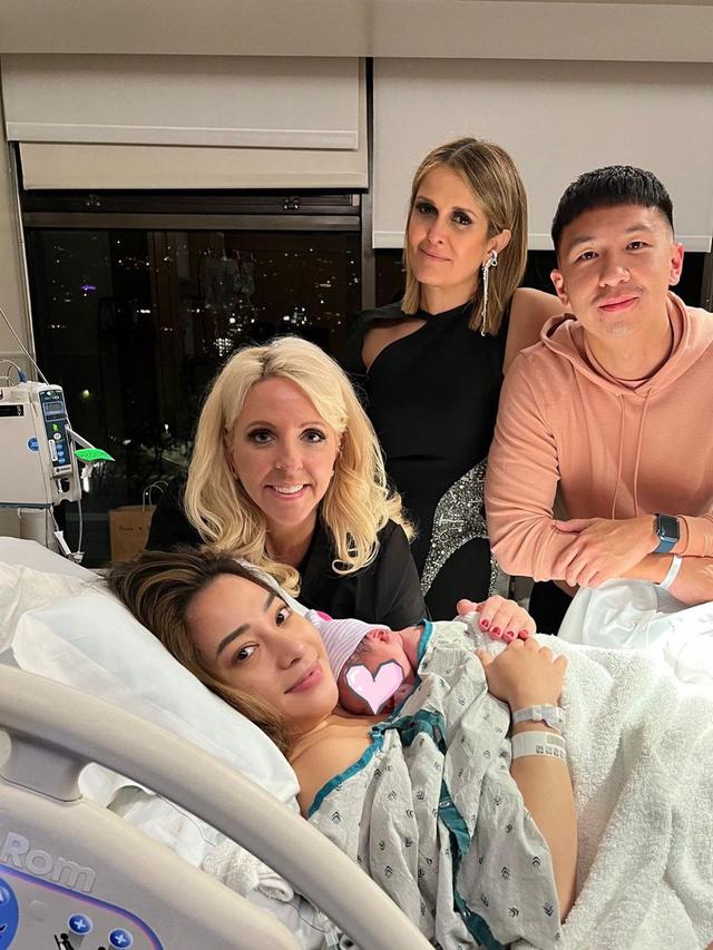 6 Potret Nikita Willy dan Indra Priawan Peluk Baby Izz, Wajah Langsung Diungkap