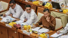 Menteri Energi dan Sumber Daya Mineral (ESDM), Arifin Tasrif (kiri) saat mengikuti rapat kerja dengan Komisi VII DPR di Kompleks Parlemen, Senayan, Jakarta, Kamis (31/8/2023). (Liputan6.com/Faizal Fanani)