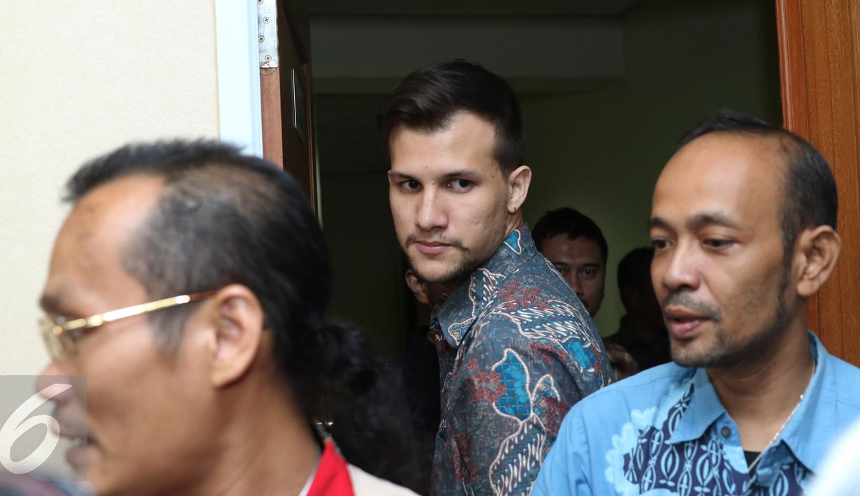 Stuart Collin (tengah) mengenakan batik gelap saat menyambangi kantor KPAI, Jakpus, Jumat, (1/4/2016). Kadatangan Stuart untuk mengadu kepada KPAI karena dihalangi untuk bertemu dengan anaknya. (Liputan6.com/Herman Zakharia)