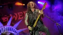 Aksi band power metal Helloween di panggung Hall Basket Senayan, Jakarta Pusat, Kamis (22/10/2015). Penampilan Helloween di Jakarta merupakan bagian dari tur Helloween My God-Given Right Tour 2015. (Liputan6.com/Faizal Fanani)