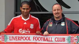 Pemain baru Liverpool, Glen Johnson (kiri) berpose bersama manajer Liverpool, Rafael Benitez di pusat latihan tim Melwood pada 9 Juli 2009. AFP PHOTO/Neil Jones