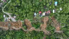 Foto udara yang diambil menggunakan drone ini menunjukkan wilayah yang terdampak longsor di Bener Meriah, Provinsi Aceh, Rabu 3 Desember 2025. Tim gabungan pemerintah daerah terus melakukan operasi pembukaan jalur darat di wilayah yang terdampak longsor di Kabupaten Bener Meriah, Provinsi Aceh. (AP Photo/Syahrul Rizal)