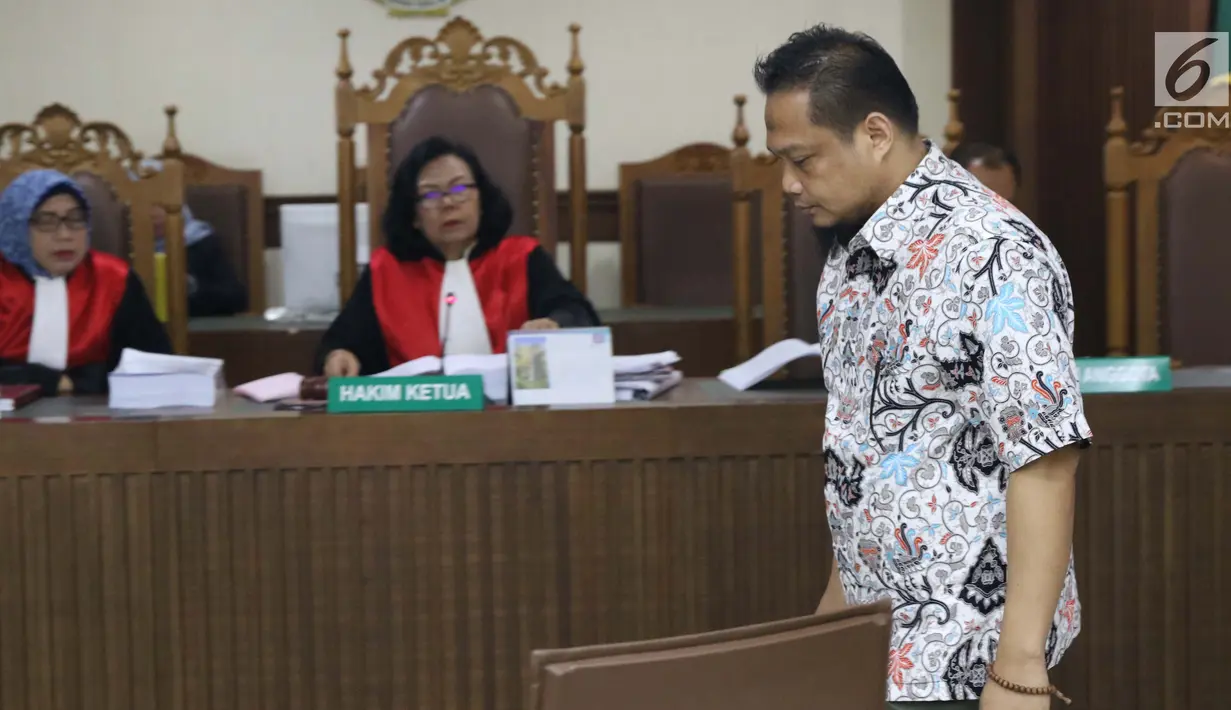 Panitera pengganti Pengadilan Tipikor Medan, Helpandi usai menjalani sidang pembacaan tuntutan di Pengadilan Tipikor, Jakarta, Kamis (14/3). Sebelumnya, Helpandi didakwa menerima suap terkait putusan perkara di PN Medan. (Liputan6.com/Helmi Fithriansyah)