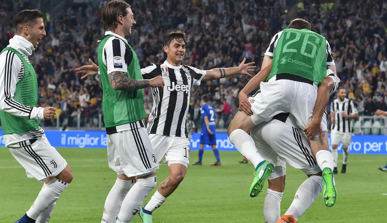 Para pemain Juventus merayakan gol Sami Khedira ke gawang Bologna pada lanjutan Serie A di Allianz Stadium, Turin, (5/5/2018). Juventus menang 3-1. (Alessandro Di Marco/ANSA via AP)