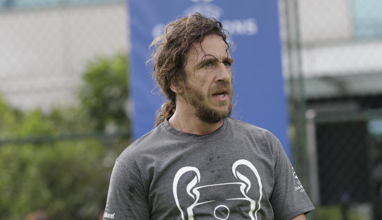 Legenda Barcelona, Carles Puyol, saat bermain futsal di Lapangan Menara Imperium, Jakarta, Selasa (12/3). Pertandingan tersebut merupakan bagian dari kegiatan UEFA Champions League Trophy Tour di Jakarta. (Bola.com/M Iqbal Ichsan)