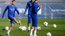 Gelandang Paris Saint-Germain Marco Verratti (kiri) mengoper bola selama sesi latihan menjelang matchday 4 Grup H Liga Champions menjamu Benfica, di dekat Paris pada 10 Oktober 2022. Pertemuan mereka di Paris nanti diperkirakan berlangsung sengit lantaran PSG maupun Benfica sama-sama belum terkalahkan di semua kompetisi musim ini. (FRANCK FIFE / AFP)