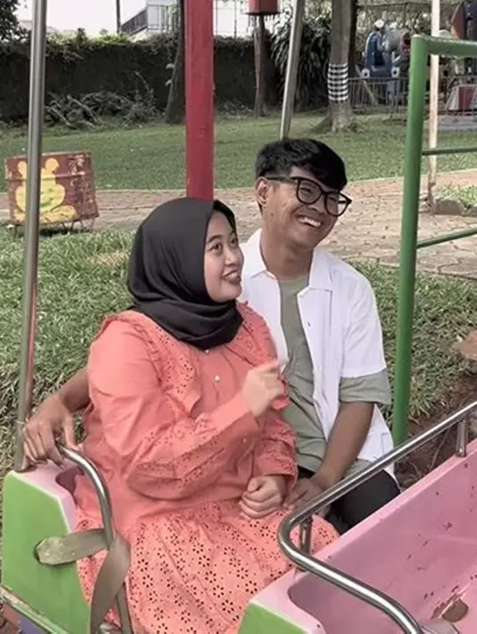 Video parodi ala sinetron juga disukai oleh warganet. Bahkan, konten parodi yang mereka buat sempat viral di TikTok. Sama-sama punya kepribadian yang humoris, pasangan yang menikah pada 2019 ini selalu berhasil menghibur warganet. Bakal tambah momongan, keluarga kecil mereka akan semakin ramai. (Liputan6.com/IG/@musdalifahbasri)