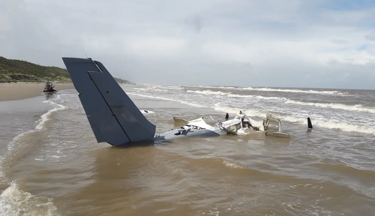 Puing-puing pesawat Cessna yang jatuh di wilayah Honduras Honduras La Mosquitia di laut Karibia (18/12). Honduras adalah jembatan yang digunakan oleh pedagang yang mengambil obat dari Kolombia ke Amerika Serikat. (Photo by HO/Honduran Armed Forces/AFP)