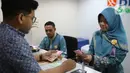 Teller melayani nasabah di bank, Jakarta, Rabu (22/1/2020). Gubernur Bank Indonesia Perry Warjiyo mengatakan penguatan nilai tukar rupiah yang belakangan terjadi terhadap dolar Amerika Serikat sejalan dengan fundamental ekonomi Indonesia dan mekanisme pasar. (Liputan6.com/Angga Yuniar)