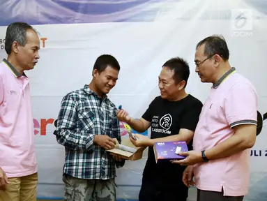 CEO PT SAM Element Indonesia Agustinus Rudy (kedua kanan) menyerahkan modul kit IoT kepada perwakilan peserta IoT Makers Creation di Tangerang, Kamis (25/7/2019). IoT di Tangerang mencoba platform lokal yang dikembangkan oleh SAM Element dalam workshop IoT Makers Creation 2019. (Liputan6.com/HO/Ady)
