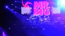 Meski emosional, panggung The 90's Festival tetap membara ketika Mr. Big membawakan Addicted to That Rush sebagai pembuka. Lagu ini langsung membakar semangat penonton sehingga begitu menggelora. (Liputan6.com/Johan Tallo)