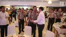 Kapolda Metro Jaya Irjen Idham Aziz saat menghadiri penghargaan anggota berprestasi, Jakarta, Selasa (8/8). Kapolda memberi penghargaan berupa promosi dan kesempatan menempuh pendidikan bagi jajaran yang bertugas di lapangan. (Liputan6.com/Faizal Fanani)