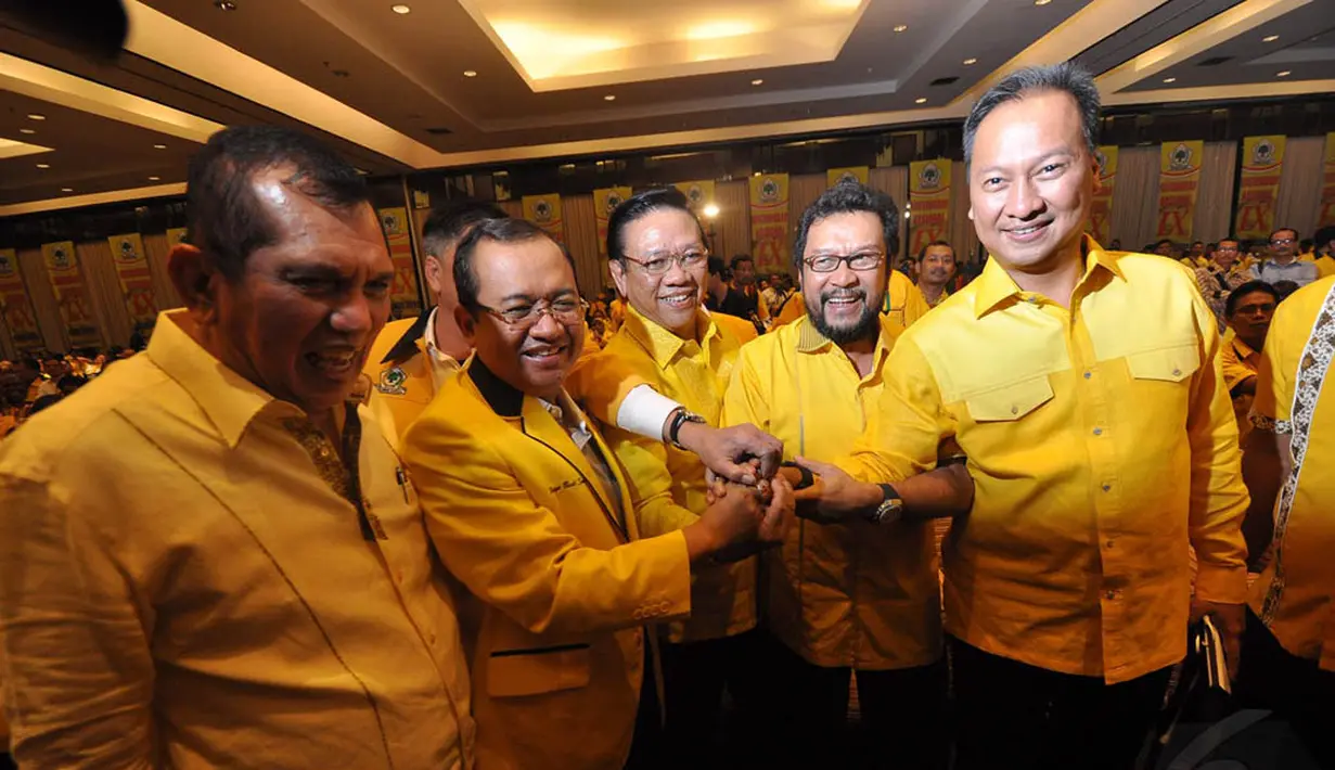 Agung Laksono (tengah) usai terpilih sebagai Ketua Umum Partai Golkar pada Munas di Ancol, Jakarta, Senin (8/12/2014). (Liputan6.com/Miftahul Hayat)