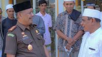 Kepala Kejaksaan Negeri (Kajari) Kota Kupang Banua Purba mengunjungi Masjid Nurul Iman Oebobo. (Foto: Istimewa)