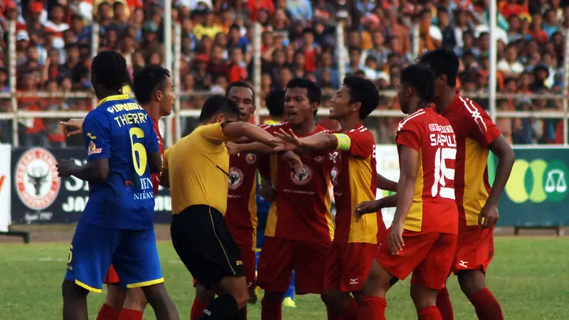 semen padang vs Arema Cronus