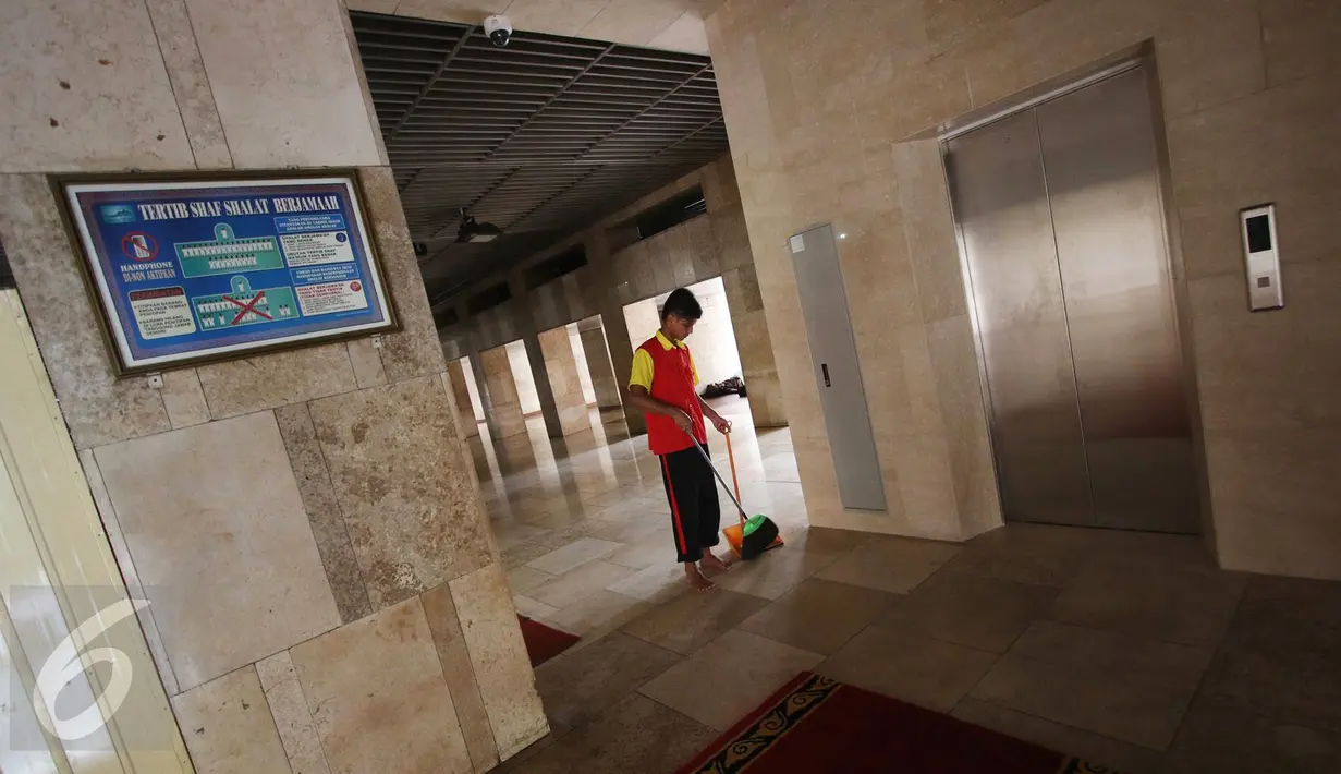 Petugas kebersihan menyapu lantai di sekitar lift khusus Raja Arab Saudi ketujuh Salman bin Abdul Aziz al-Saud di Masjid Istiqlal, Jakarta, Minggu (26/2). (Liputan6.com/Immanuel Antonius)