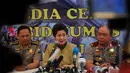Menteri Kesehatan RI, Nila F Moeloek (tengah) memberikan keterangan pers di Posko Crisis Center di Mapolda Jawa Timur, Surabaya, Sabtu (3/1/2015). Kedatangan Nina Moeloek untuk mengucapkan bela sungkawa pada keluarga korban. (Liputan6.com/Johan Tallo)