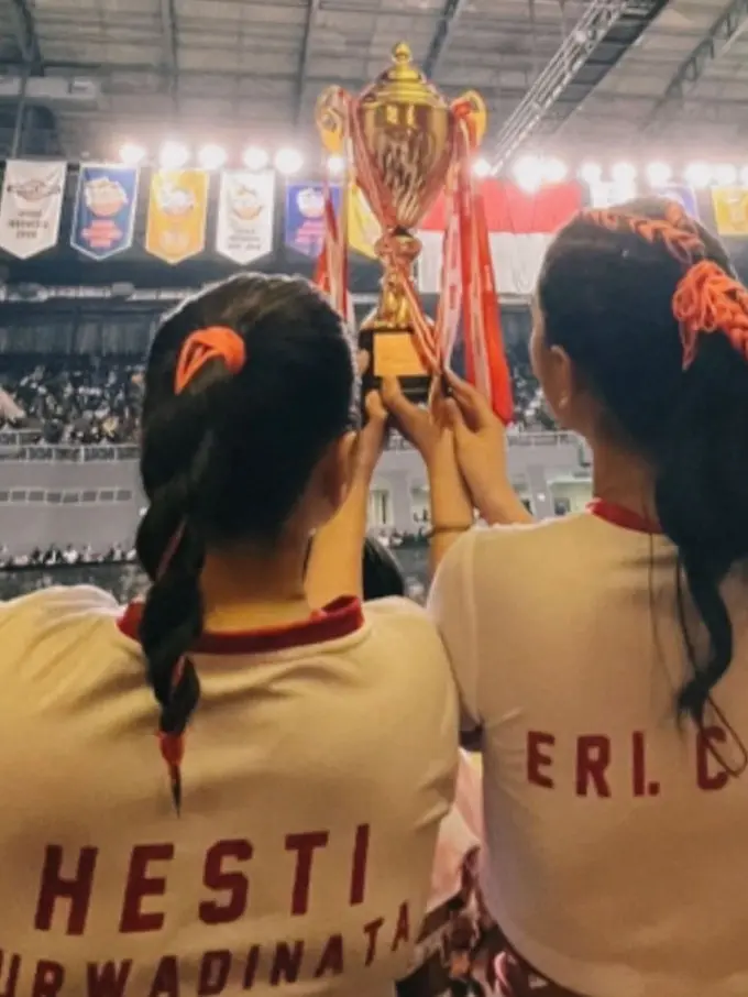 Hesti Purwadinata dan Erika Carlina angkat piala (Instagram/hestipurwadinata)