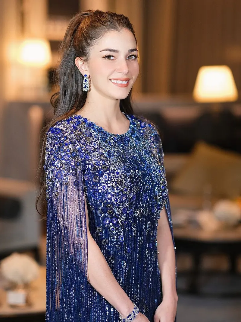 Kondangan Bareng Pangeran Mateen, Anisha Rosnah Tampil Glamor dengan Gaun Desainer Favorit Kate Middleton