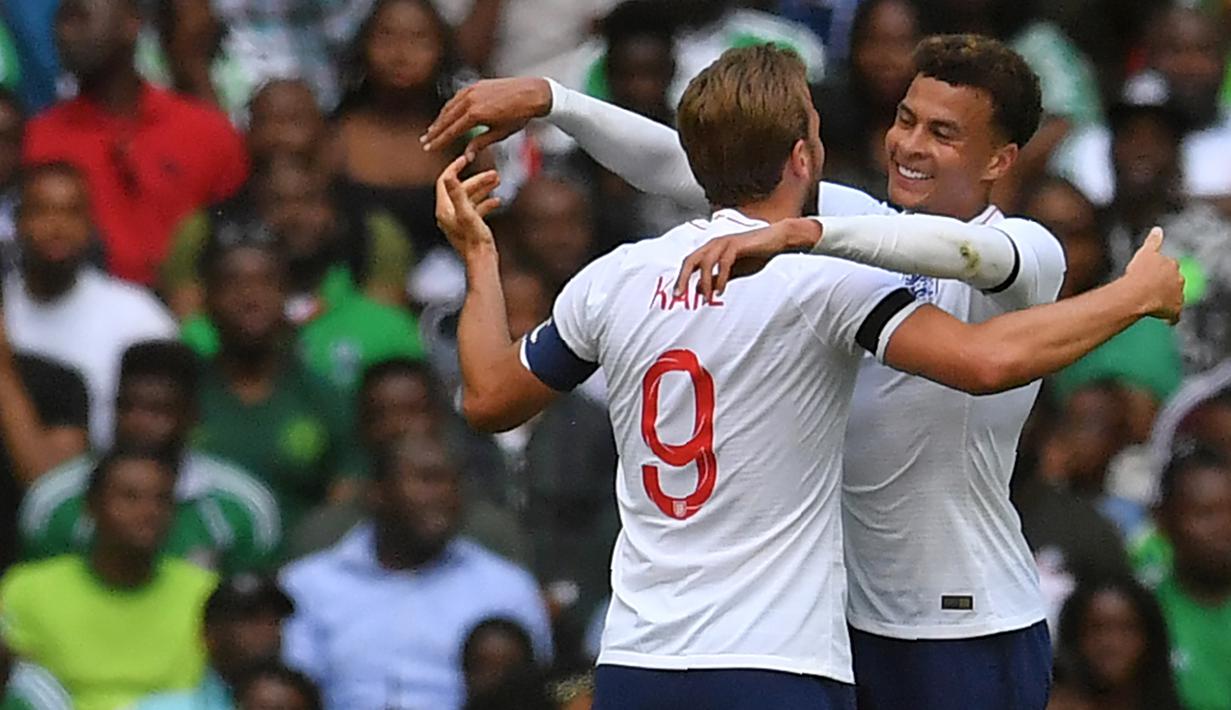 Gelandang Inggris, Dele Alli, merayakan gol yang dicetak Harry Kane ke gawang Nigeria pada laga persahabatan di Stadion Wembley, London, Sabtu (2/6/2018). Inggris menang 2-1 atas Nigeria. (AFP/Ben Stansall)