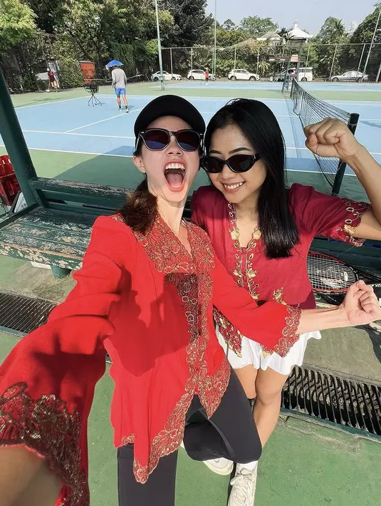 Yuki Kato tampil berkebaya merah dengan bordir emasnya, dipadukan celana hitam. [@yukikt]