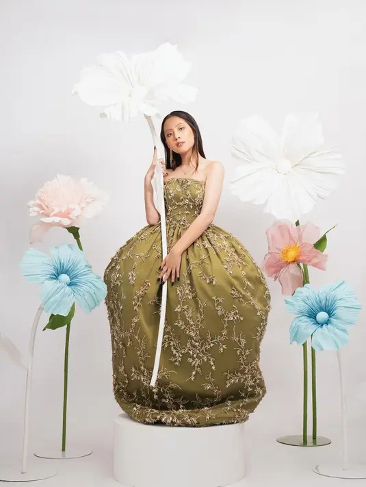 Tampilan Zara dengan tatapan fierce berkat riasan mata kecokelatan dan lipstik nude yang natural [@zaraadhsty]